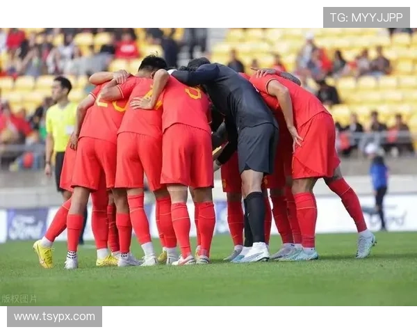 中国男足大胜泰国迎来世界杯预选赛开门红，队员表现亮眼备受关注